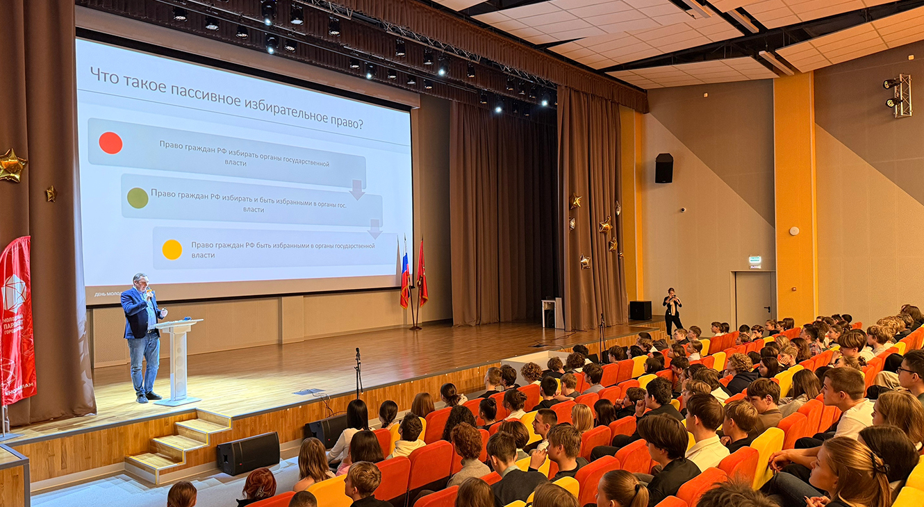 В гимназии Троицка установлен экран LUMIEN серии Master Large Control