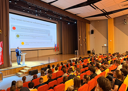 В гимназии Троицка установлен экран LUMIEN серии Master Large Control